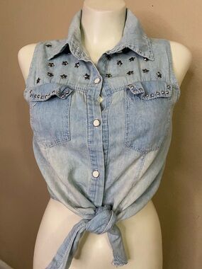 Star studded Light Wash Denim Tie-Front Sleeveless Shirt S ⭐️⭐️